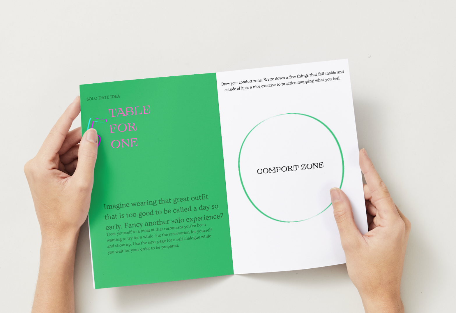 Hands holding a book open to pages with text and a circle labeled 'Confort Zone'.